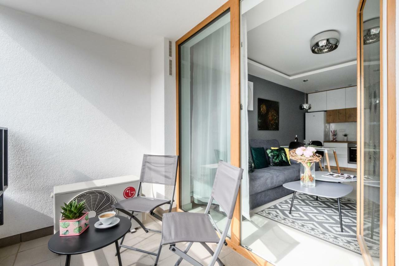 M&R Apartament Airport&Business DeLuxe Cybernetyki 17 Warschau Exterior foto